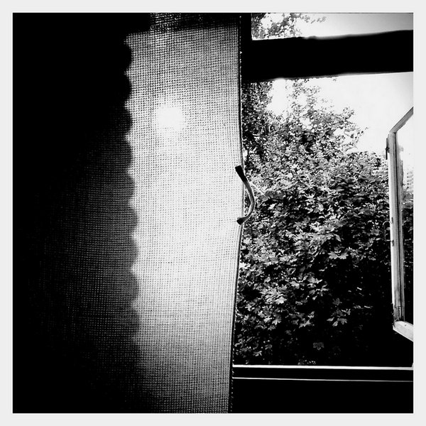 Сушка вафельного полотенца в лучах заходящего солнца после бритья трехдневной щетины одноразовым китайским станком с последушим освежением кремом Нивея